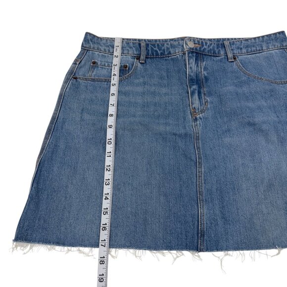 Old Navy Womens Denim Mini Skirt Size 14 Medium Wash Frayed Hem 100% Cotton - Picture 6 of 10